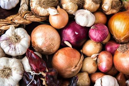 GEN onions garlic AdobeStock_216623468